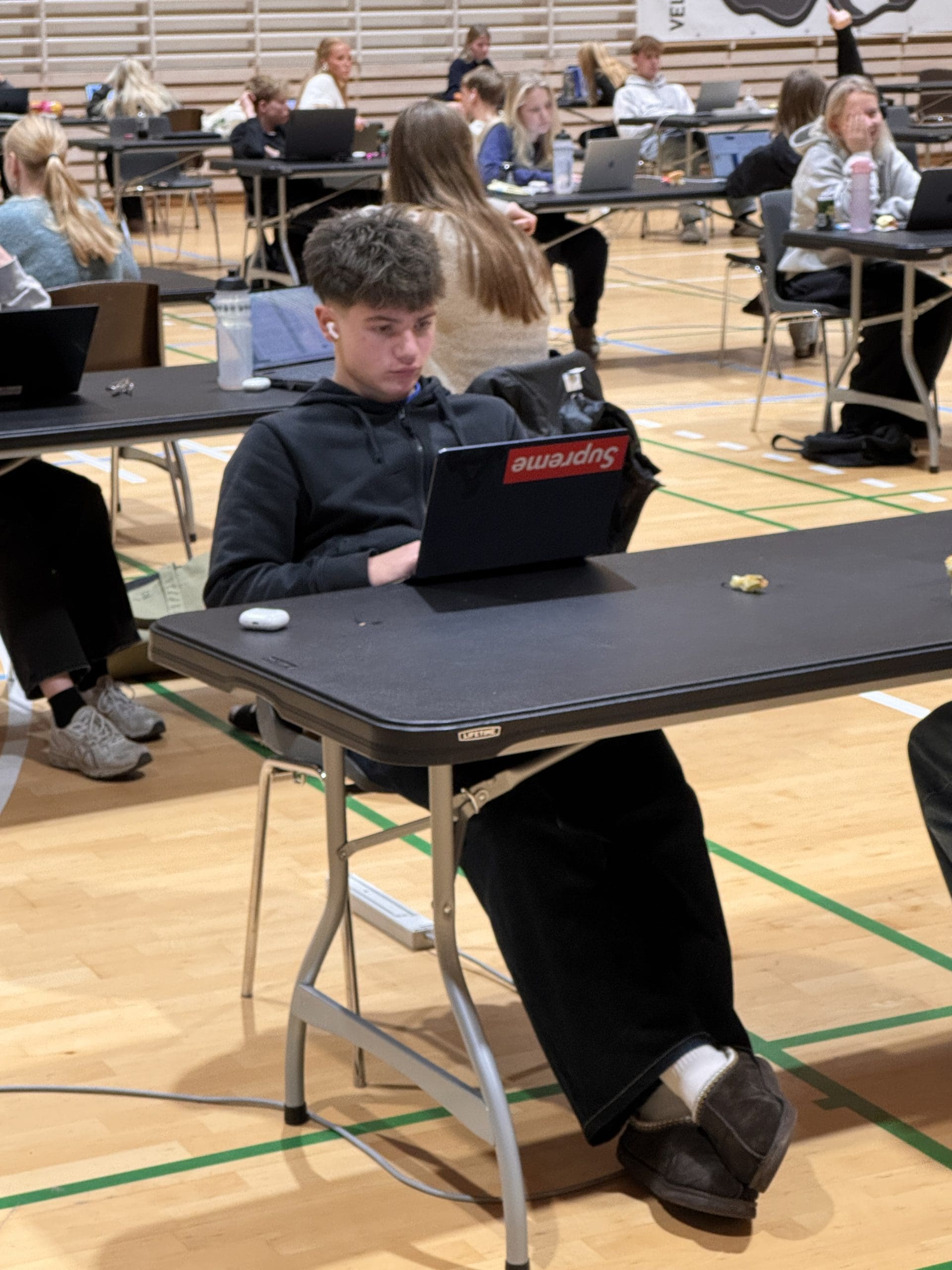 Elev-sidder-til-eksamen-paa-efterskole-scaled.jpg