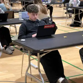 Elev-sidder-til-eksamen-paa-efterskole-scaled.jpg