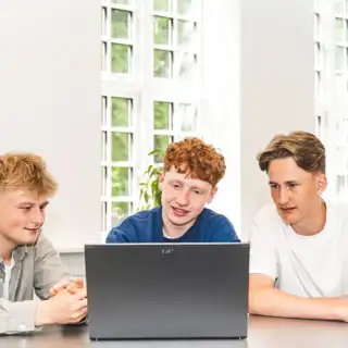Drenge-til-undervisning-scaled.jpg