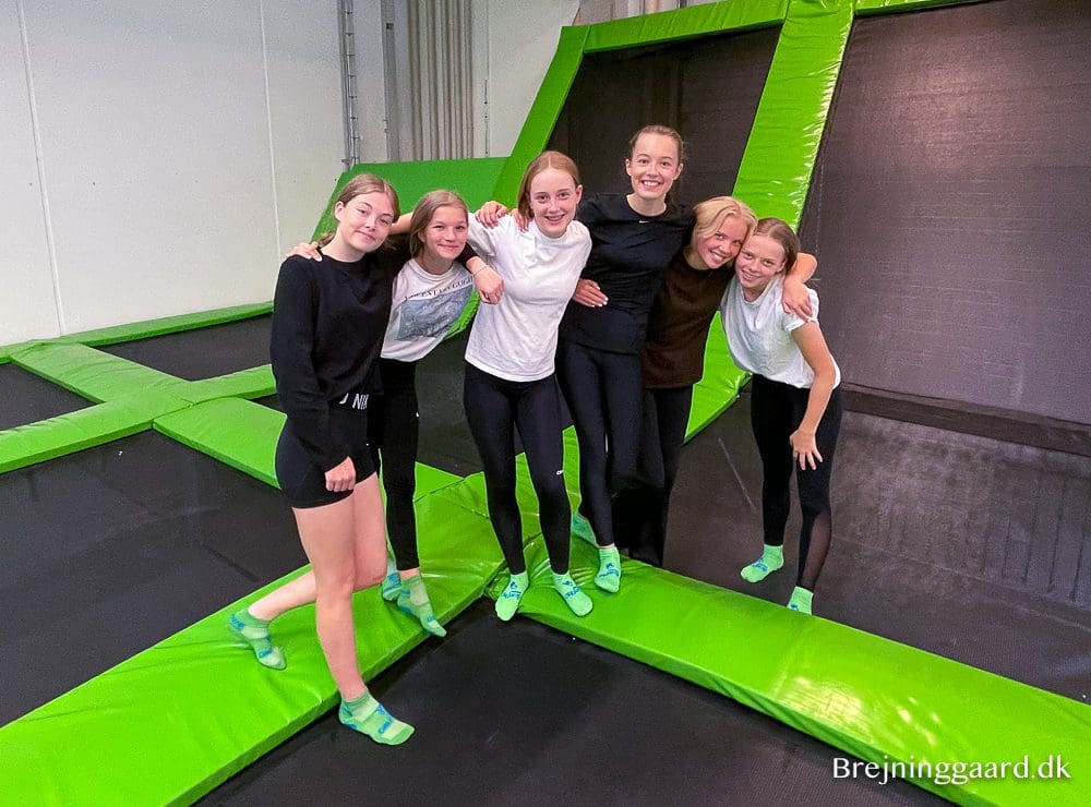 Pige elever på trampoliner