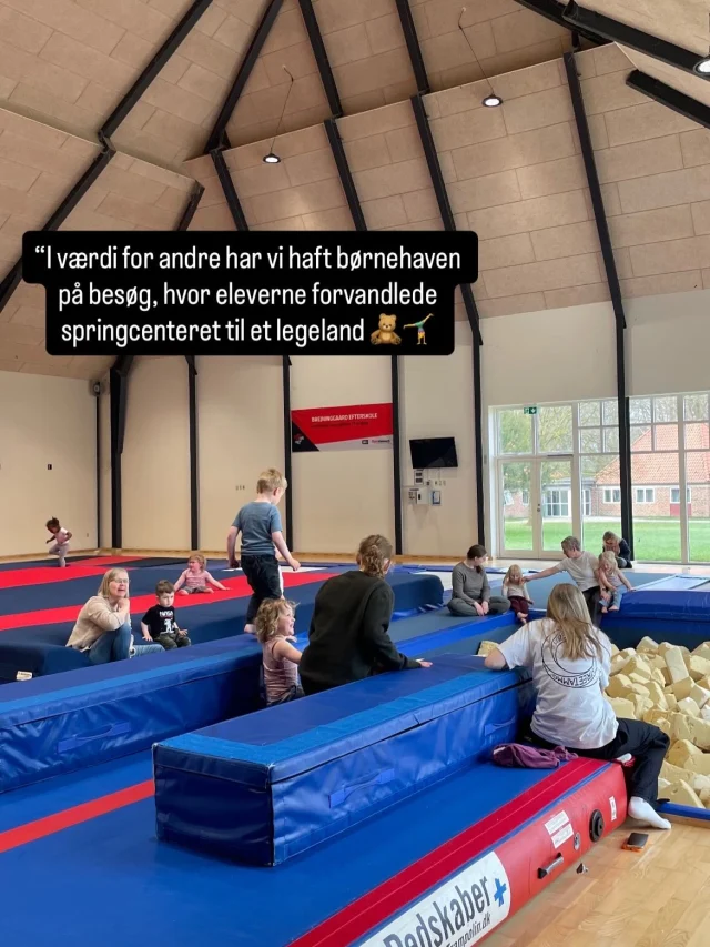 I denne uge har 10. klasse projekt “Værdi for andre”. 🫰Her skal eleverne gøre noget for andre som spreder glæde. 🤩 Nogle elever har haft børnehavebesøg i springcentret 🤸‍♀️, nogle har været på plejehjemmet 🫶og nogle har delt malede sten ud. 👏 Man bliver klogere på sig selv i samværet med andre - og man kan kun blive glad af at gøre livet godt for andre ♥️