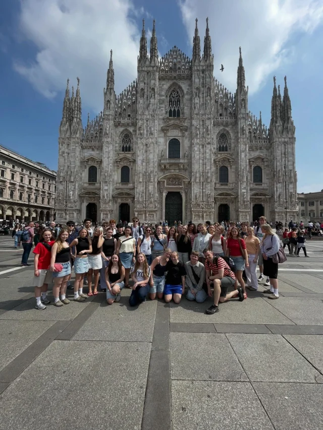 Sidste dag med 9. klasse i Italien er blevet brugt i Milano. Vi har besøgt fodboldstadionet San Siro ⚽️🏟️, set katedralen ⛪️ og så var der tid til shopping 🛍️. Nu går turen hjemad efter en skøn kultur- og adventurerejse 🇮🇹