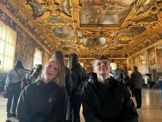 Venedig med 9. klasse 🇮🇹 
I dag har 9. klasse været på rundtur i Venedig og oplevet de smukke gader og den hyggelige stemning. Vi var også på besøg i det smukke Dogepalads 🌟